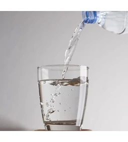 Öntsünk tiszta vizet a poharunkba! 