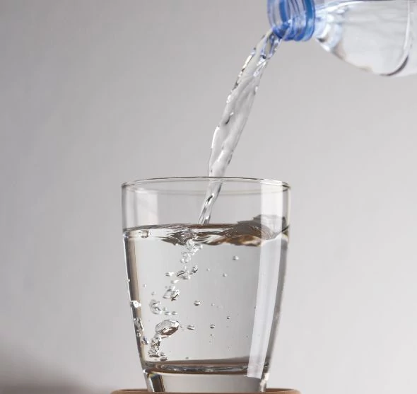 Öntsünk tiszta vizet a poharunkba! 